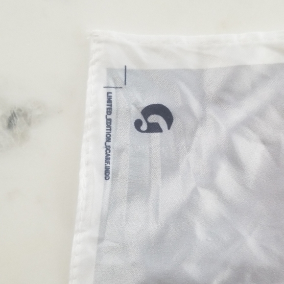 Glossier scarf - Picture 2 of 3